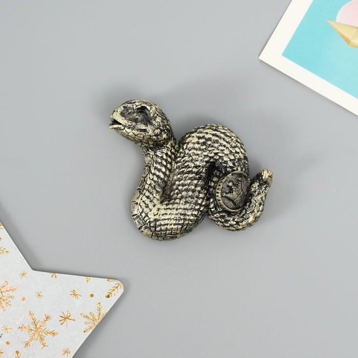 Магнит полистоун Магнит полистоун "Змейка с короной на монетке" МИКС 4,5х1,5х5,5 см