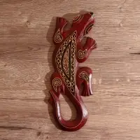 Панно настенное дерево "Геккон бордовый с орнаментом" 1х11х30 см