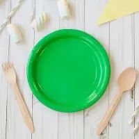 Тарелка одноразовая бумажная однотонная, зеленая, 18 см