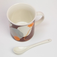 Кружка керамическая &laquo;Учителю&raquo; с ложкой и подставкой, 300 мл, цвет коричневый