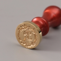 Печать для сургуча с пластиковой ручкой "Венок с буквой R" 2,5х2,5х6,3 см