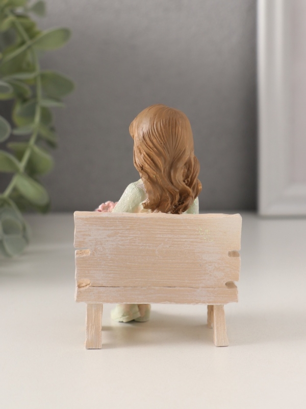 Сувенир полистоун "Девочка с букетом, на скамеечке" розово-зелёный 6,5х5,5х9 см