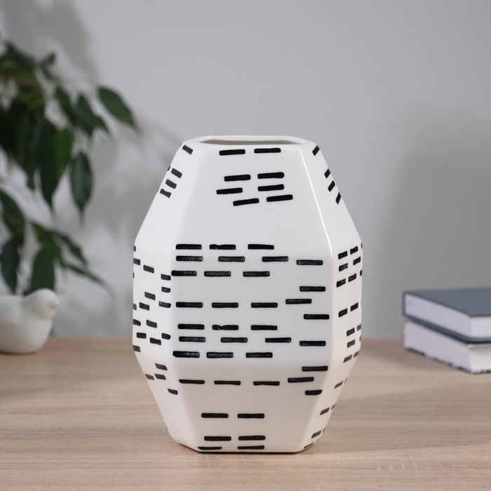 Ваза керамика настольная Ваза керамика настольная "Пикассо" (ручная роспись) штрихи грани, 20,5х13 см, чёрно-белый