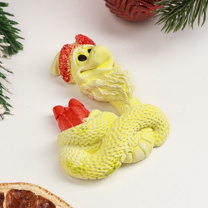 Новый год. Символ 2025. Фигура с подвесом "Змея с подарком" лимонная, 8х3см