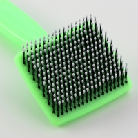 Пуходерка пластиковая мягкая с закругленными зубьями, малая, 6 х 13,5 см, зелёная