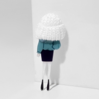 Брошь &laquo;Девочка&raquo; в свитшоте, цветная в серебре