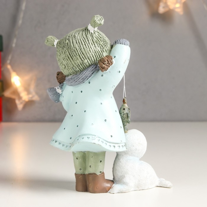 Сувенир полистоун "Малышка кормит рыбкой морского котика" 7х9х13 см