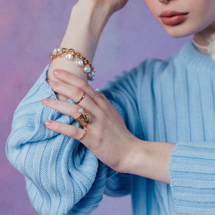 Кольцо «Мятые линии» с бусиной, цвет белый в золоте, безразмерное Кольцо «Мятые линии» с бусиной, цвет белый в золоте, безразмерное