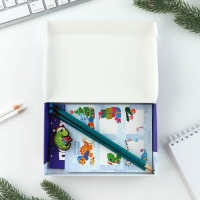 Подарочный набор новогодний «Волшебный набор»: блокнот, карандаши, наклейки и значок Подарочный набор новогодний «Волшебный набор»: блокнот, карандаши, наклейки и значок