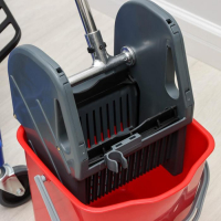 Многофункциональная тележка с вёдрами, отжимом и лотками Многофункциональная тележка с вёдрами, отжимом и лотками