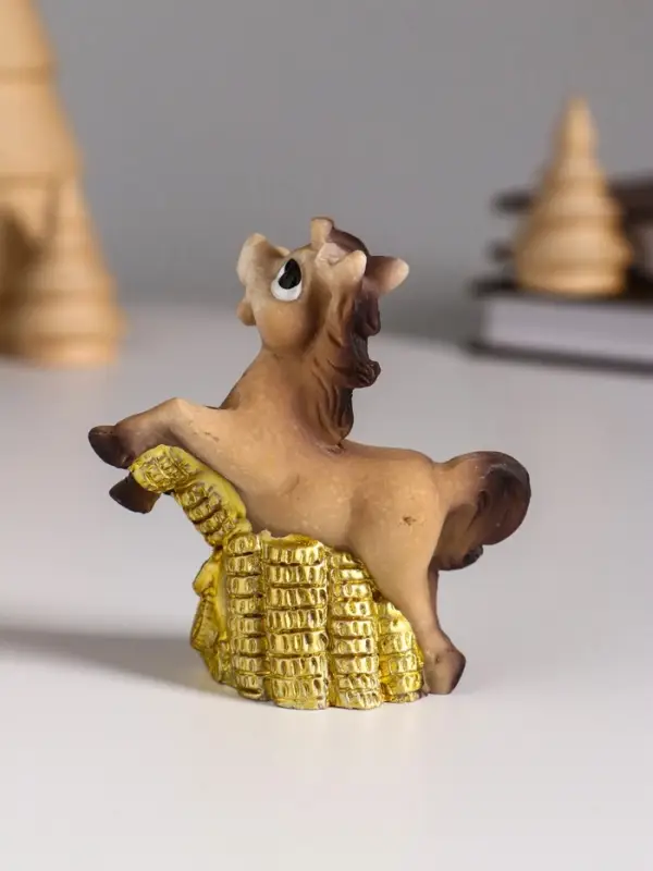 Сувенир полистоун "Лошадка с монетой - рубль" МИКС 6,5х2,6х7 см
