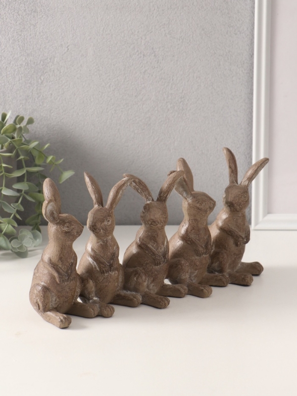 Сувенир полистоун "Пять зайцев" тёмное серебро 29,8х8,5х15,3 см