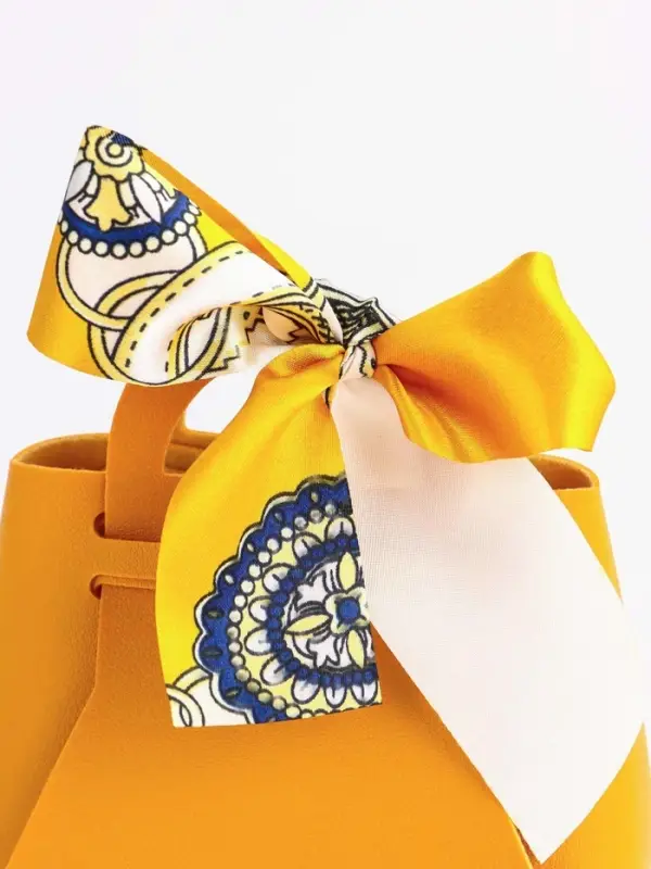 Кожанная подарочная сумочка 13 х12 х 5,5 см желтая