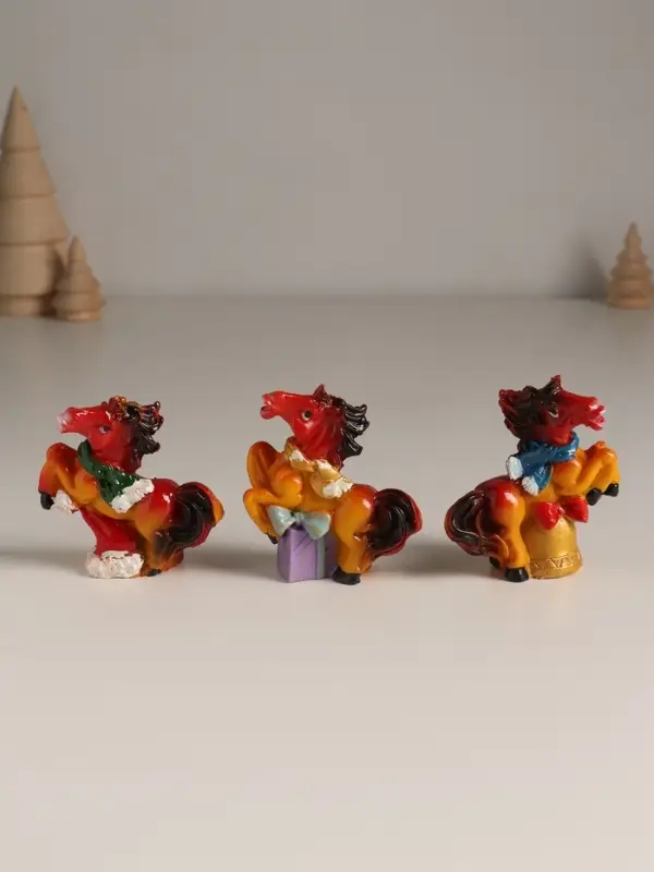 Сувенир полистоун "Новогодняя лошадка в шарфике" МИКС 6х2,5х6,8 см