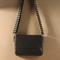 Ручка для сумки «Гусиная лапка», стропа, с карабинами, 139 ± 3 × 3,8 см, цвет чёрный/белый Ручка для сумки «Гусиная лапка», стропа, с карабинами, 139 ± 3 × 3,8 см, цвет чёрный/белый