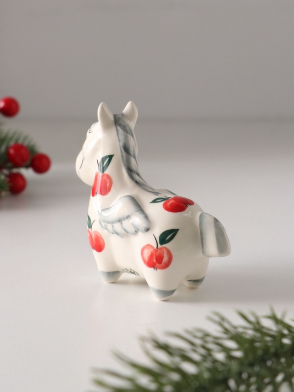 Статуэтка фарфоровая "Лошадь Пегас" /красное яблоко/, 8 см