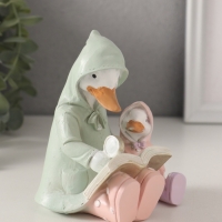 Сувенир полистоун "Утка с утёнком в дождевиках читают книгу" 9х8,5х11 см Сувенир полистоун "Утка с утёнком в дождевиках читают книгу" 9х8,5х11 см