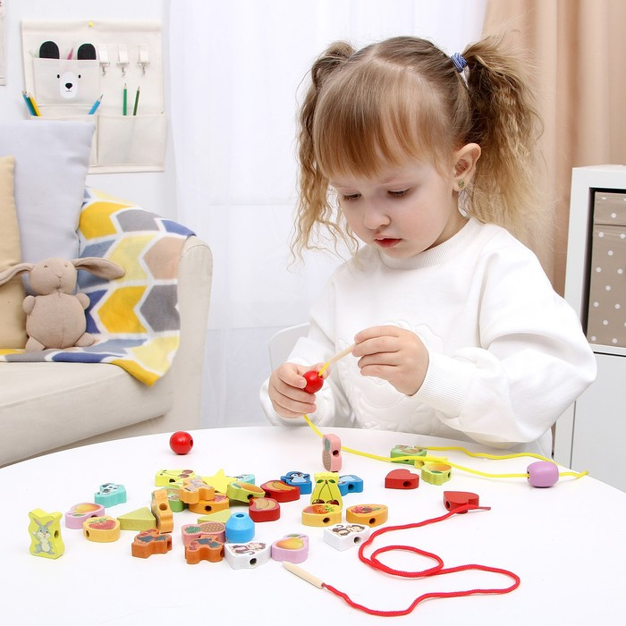 Шнуровка в банке 40 деталей Шнуровка в банке 40 деталей "Цветы,фигуры,сердца", 2 иглы дерев , 2 шнурка, цвета МИКС, шнурок 90 см