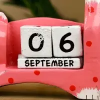 Календарь настольный "Кошка" дерево 13х4х10 см, цв. розовый