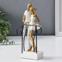 Сувенир полистоун "Парочка стоит на лестнице с перилами" бело-золотой 4,4х12,5х21 см