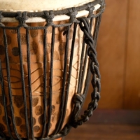 Сувенирный музыкальный инструмент барабан джембе "Тёмный" 60х25х25 см МИКС