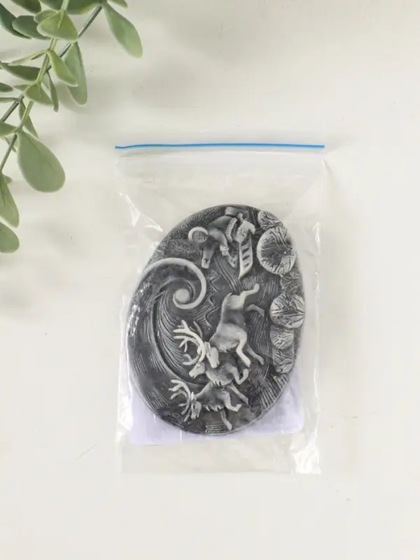 Магнит "Погонщик оленей на фоне северного сияния (барельеф)" 6 см