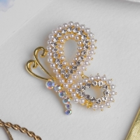 Брошь &laquo;Бабочка&raquo; жемчужная, цвет белый в жёлтом золоте