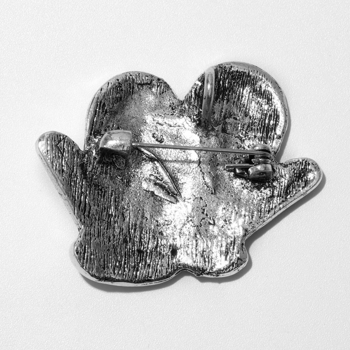 Новый год! Брошь новогодняя "Варежки" со снежинками, цвет красно-белый в чернёном серебре