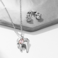 Гарнитур 2 предмета: серьги, кулон &laquo;Зуб&raquo;, цвет бело-розовый в серебре, 40 см