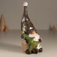 Сувенир полистоун свет "Дед Мороз в колпаке, с ёлкой" беж и шоколад 10,5х10,5х22 см Сувенир полистоун свет "Дед Мороз в колпаке, с ёлкой" беж и шоколад 10,5х10,5х22 см