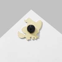 Значок &laquo;Кошка&raquo; ведьма на метле, цвет чёрный в золоте