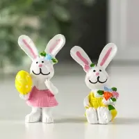 Сувенир полистоун "Белый зайка с яйцом/букетом" МИКС 2,2х3х4,2 см