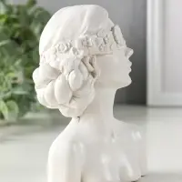 Статуэтка интерьерная "Девушка с повязкой на глазах", 14,3х9,5х7 см