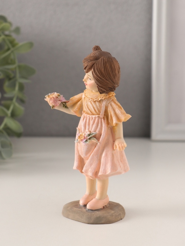 Сувенир полистоун "Малышка в платье с цветами в кармашке" 6,5х4х12,5 см