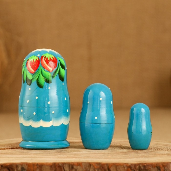 Матрёшка &laquo;Земляничка&raquo;, голубое платье, 3 кукольная, 10-12 см