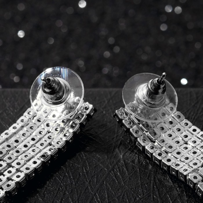 Серьги висячие со стразами &laquo;Водопад&raquo; на прямоугольнике, цвет белый в серебре, 9 см