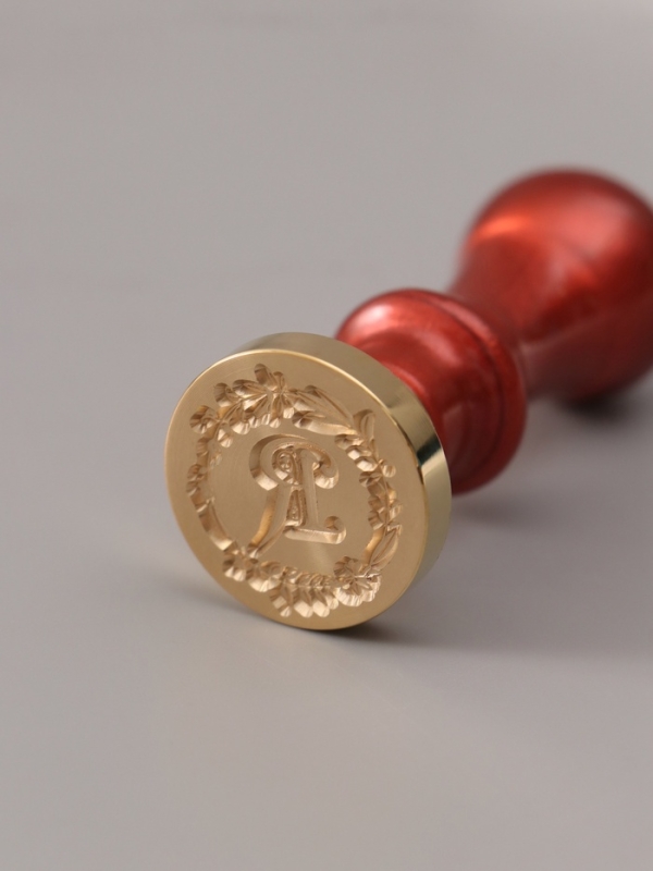 Печать для сургуча с пластиковой ручкой "Венок с буквой R" 2,5х2,5х6,3 см