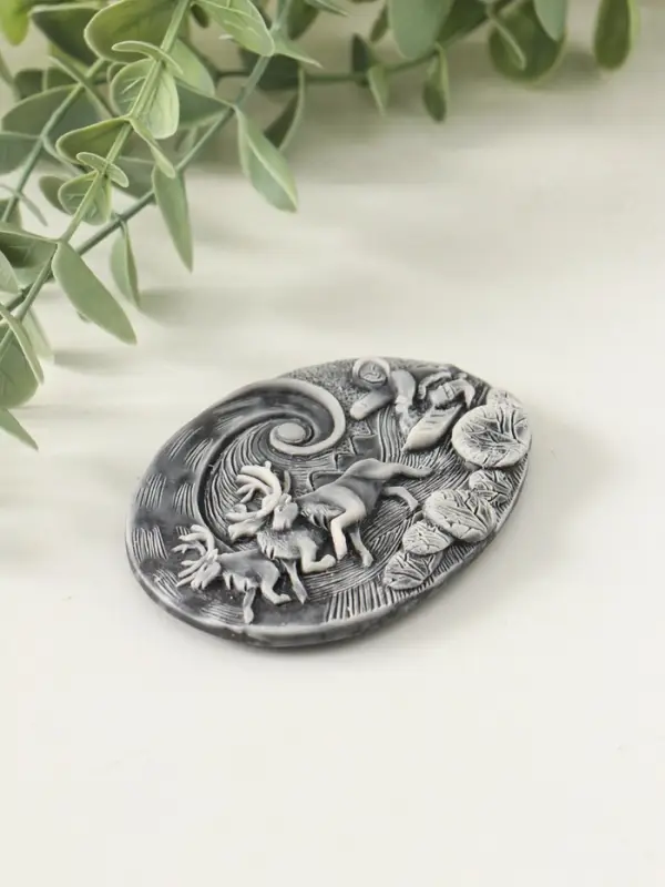 Магнит "Погонщик оленей на фоне северного сияния (барельеф)" 6 см