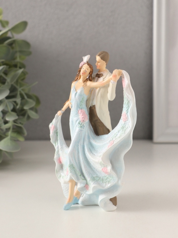 Сувенир полистоун "Танцующая пара" бело-голубой 9,5х5х13 см
