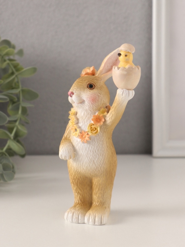 Сувенир полистоун "Зайчик в цветочном венке и цыплёнком в скорлупе" 9х5,5х15 см
