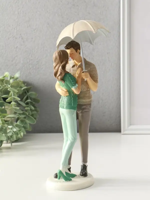 Сувенир полистоун "Влюблённые в вязанных джемперах, под зонтом" 8,5х9,5х25,5 см