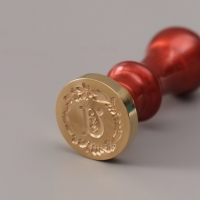 Печать для сургуча с пластиковой ручкой "Венок с буквой U" 2,5х2,5х6,3 см Печать для сургуча с пластиковой ручкой "Венок с буквой U" 2,5х2,5х6,3 см