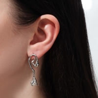 Серьги висячие со стразами &laquo;Звёздочка&raquo; со спиралью, цвет белый в серебре, 6,5 см