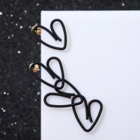 Серьги металл «Сердечки» асимметрия, цвет чёрный Серьги металл «Сердечки» асимметрия, цвет чёрный