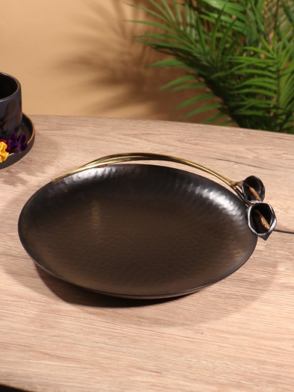 Блюдо сервировочное круглое "Черные каллы" черное с золотом. нержавеющая сталь 26х27х5 см