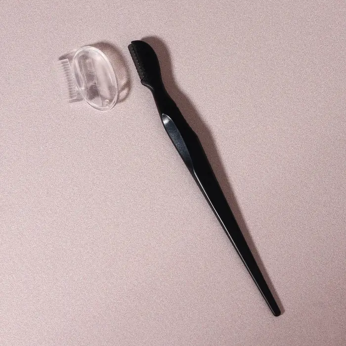 Бритва для коррекции бровей, с защитным чехлом, 11.5 см, чёрная