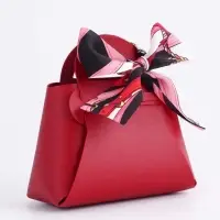 Кожанная подарочная сумочка 13 х12 х 5,5 см красная