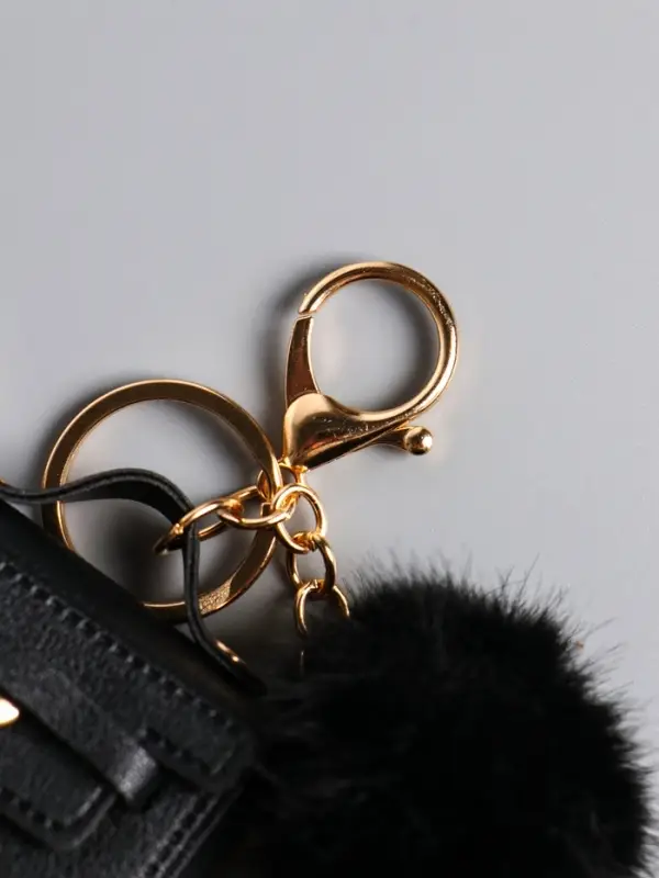 Брелок кожзам с карабином, с пушистиком "Сумочка" чёрный 5,8х2,4х5 см