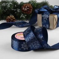 Лента атласная с тиснением &laquo;Снежинки&raquo;, 40 мм, 23 &plusmn; 1 м, цвет тёмно-синий/серебряный №120