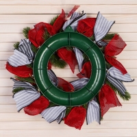 Венок новогодний d- 28 см "Уютная сказка" полосатые и алые ленты Венок новогодний d- 28 см "Уютная сказка" полосатые и алые ленты